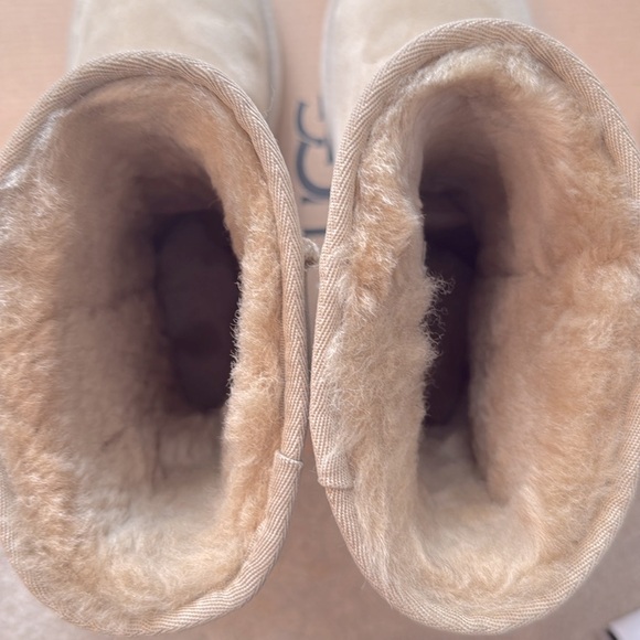 UGG Classic Short ll - Picture 7 of 8